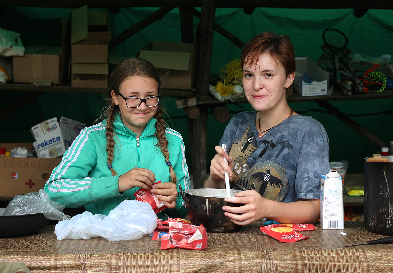 Emča a Spyro kuchtí poslední puding.