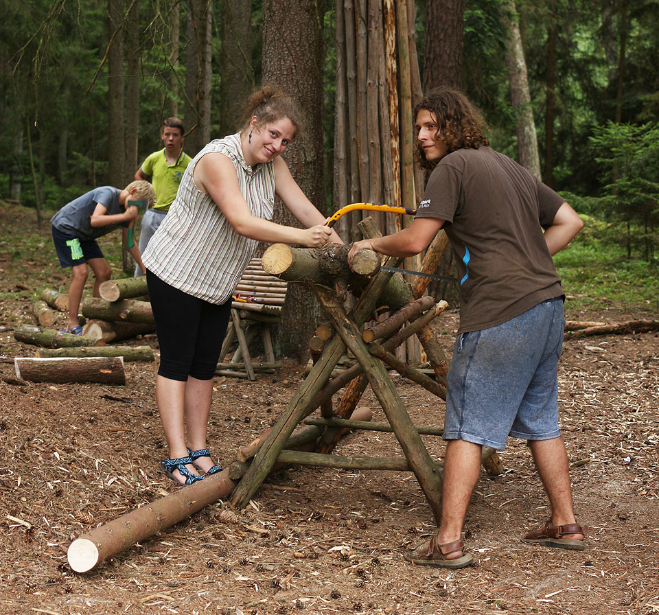 Na bouračce se po létech ukázala taky kamarádka Hruška. V plzeňské sestavě spolu s Ičem řežou dřevo na oheň.