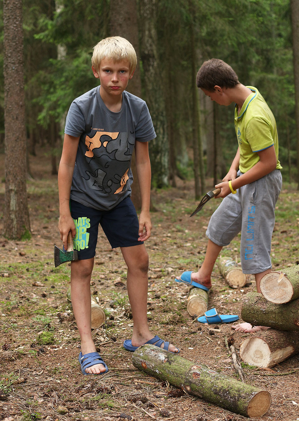 Honza a Matěj dělají záseky na pagodě v pevné obuvi vhodné pro práci se sekerou.
