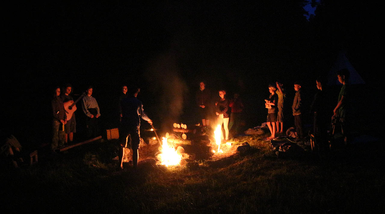Vítek s Barčou zapálili jako čestní hosté poslední táborový oheň.