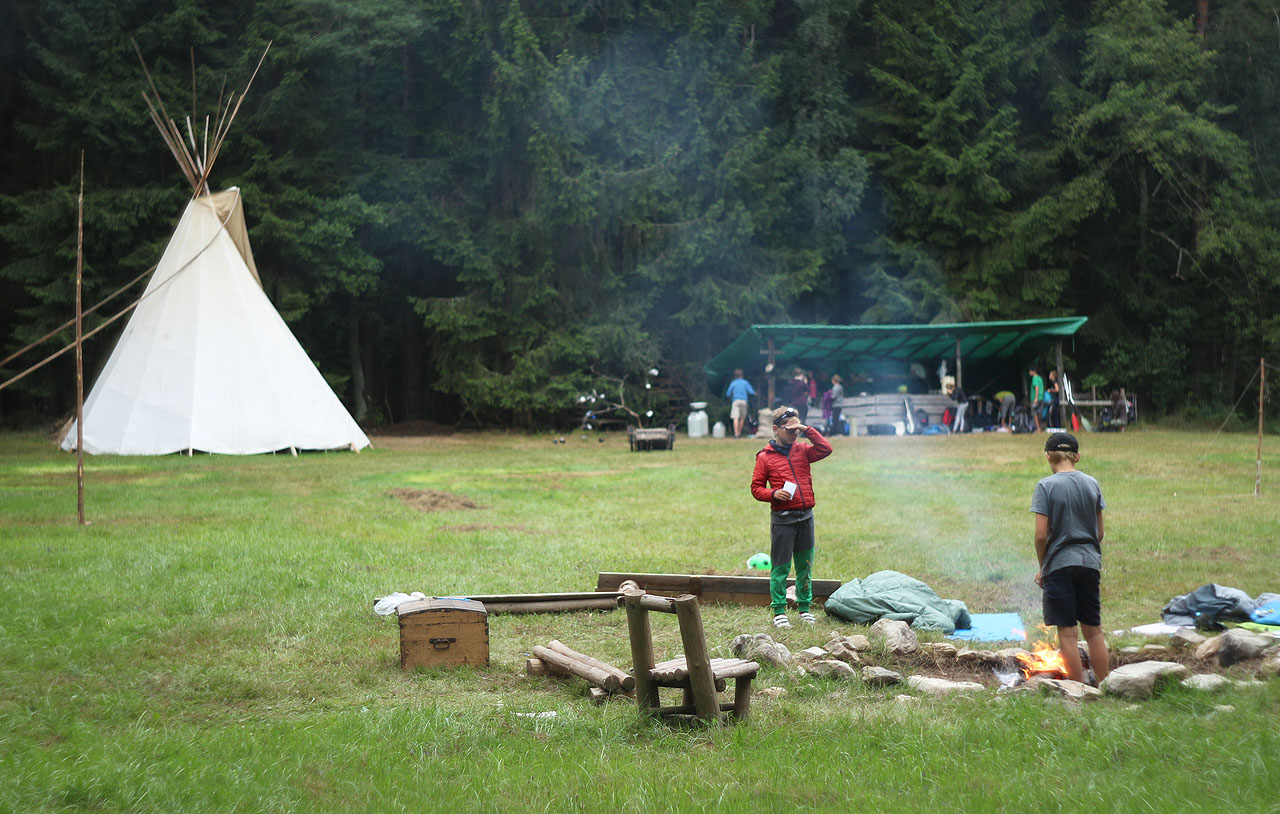 Kalné nedělní ráno - na louce stojí poseldní týpí a je čas zbourat i je.