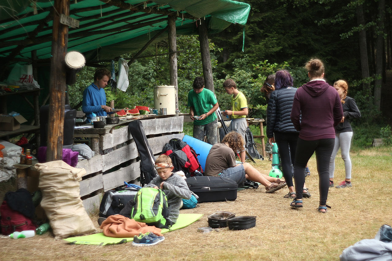 Úklid kočovnického ležení před kuchyní. Taky zřejmě poslední na „naší“ louce.