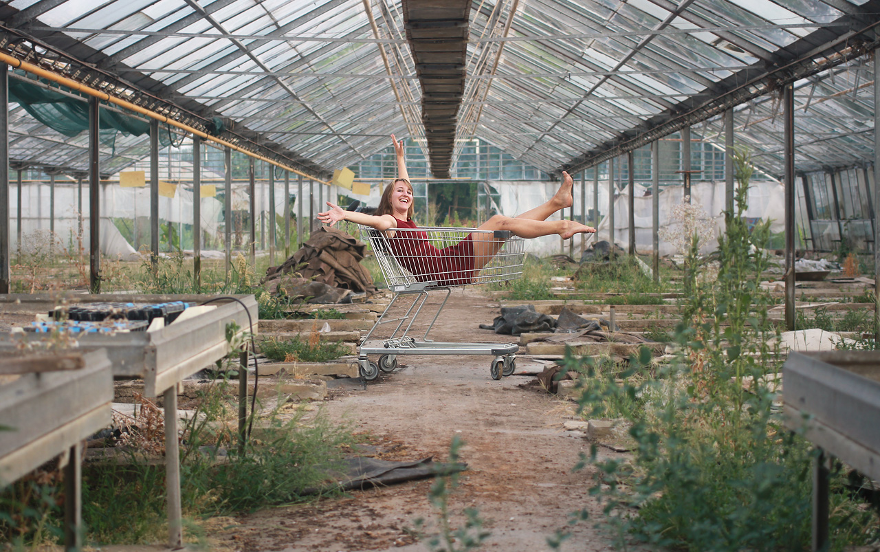 Kdo ví, odkud pochází starý nákupní vozík, používaný druhdy ve skleníku k převážení sazeniček. Nebo pěkných dívek.