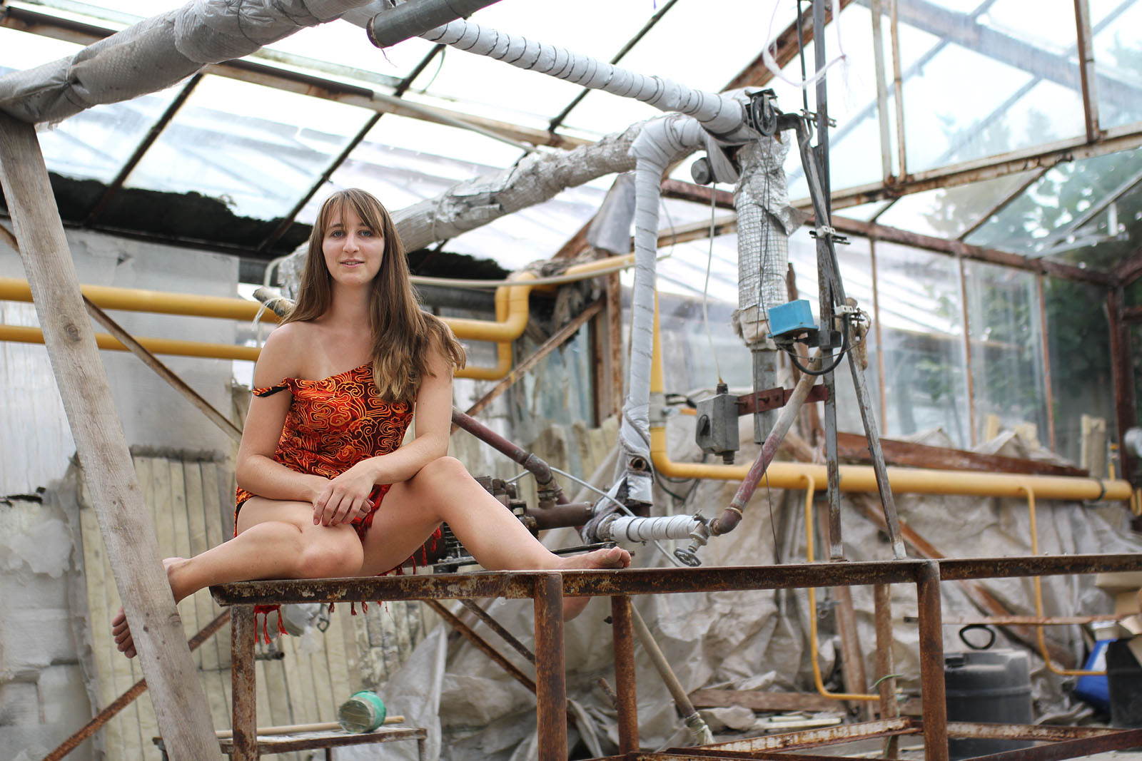 Nešťastná Ing. Kola se snaží opravit polámané čerpací zařízení.