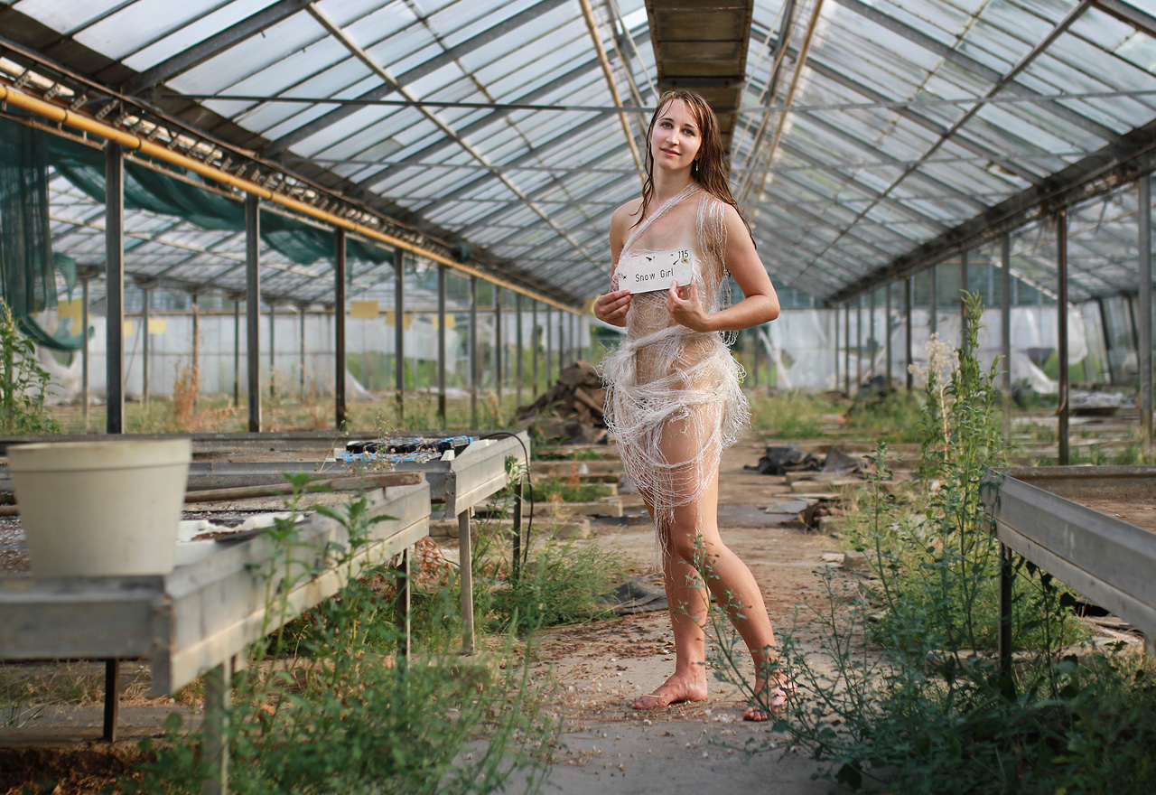 Extrémní teplota ve skleníku může přivést slečny k lecjakým nápadům. Třeba ke vzpomínkám na sníh.