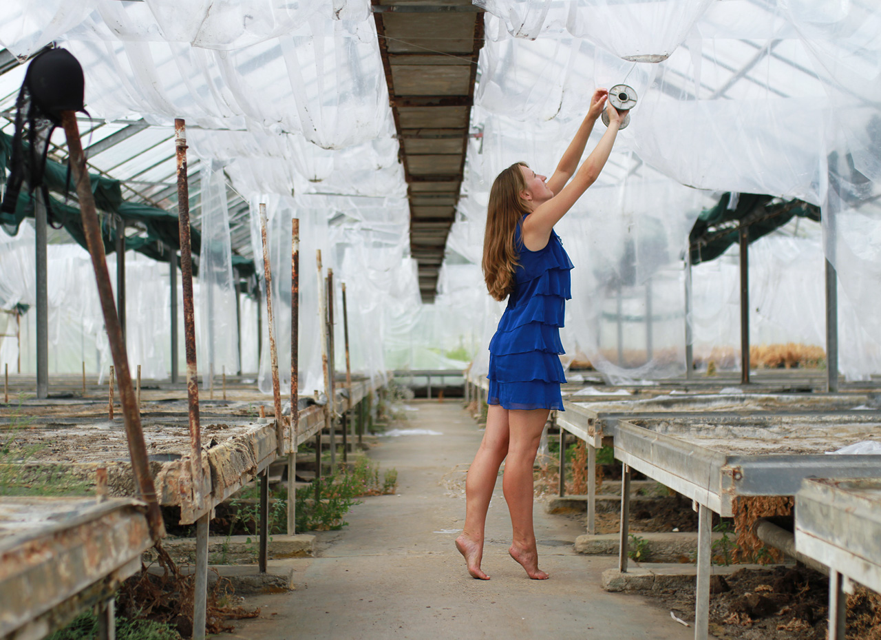 Ani hlubokomodré šaty nepomohly opticky ochladit výheň.