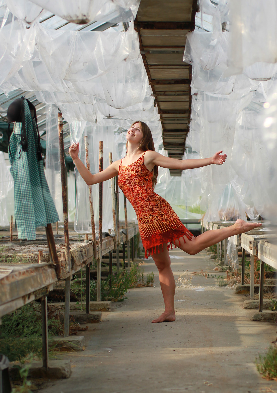 Tanec mezi prázdnými květináči.