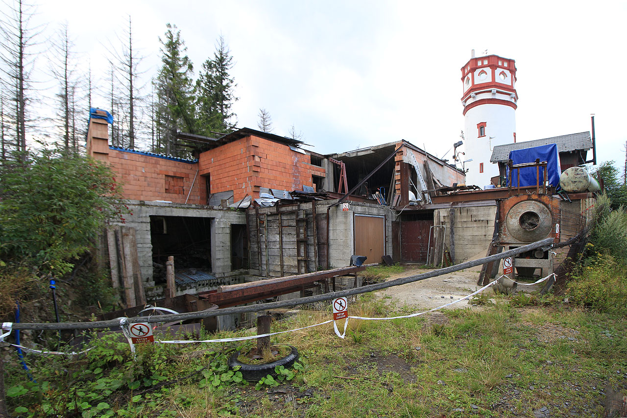 Přímo pod rozhlednou se nachází nedostavěná urbexová restaurace.