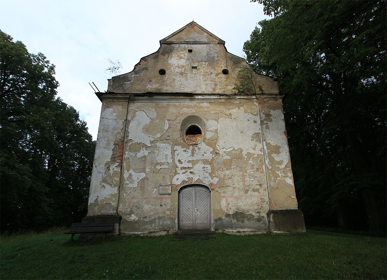 A jen o kousek níž majestátní kaple svatého Rocha.