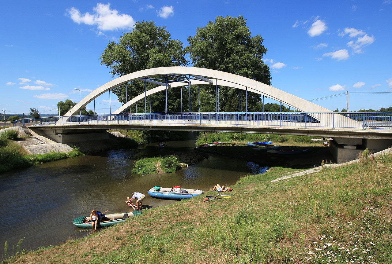 Moje obavy, jaká bude Barča vodačka, se rozplynuly hned zrána. Při první přestávce pod mostem u Leštiny už bylo jasné, že nám to spolu půjde.
