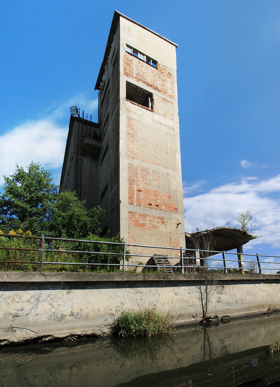 Opuštěné budovy v papírně přímo vyzývají lidi jako jsme my k návštěvě.