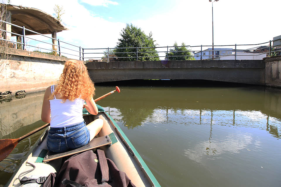 Před zakotvením jsme museli podeplout most tak nízký, že borty naší nafukovací Pálavy drhly o strop. Nic pro klaustrofobiky.