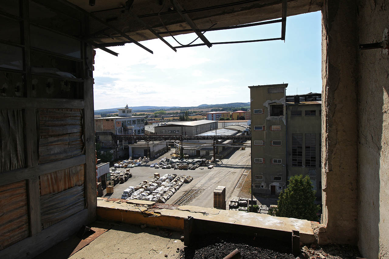 Výhled z věže papírenského sila, odkud zřejmě kdysi vedla lanovka nebo dopravník přes náhon do protější provozní budovy.