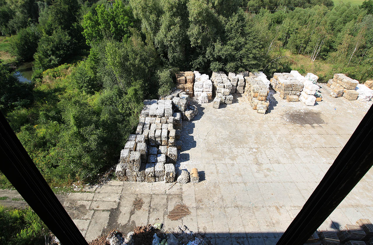 Skládka recyklovaného papíru.