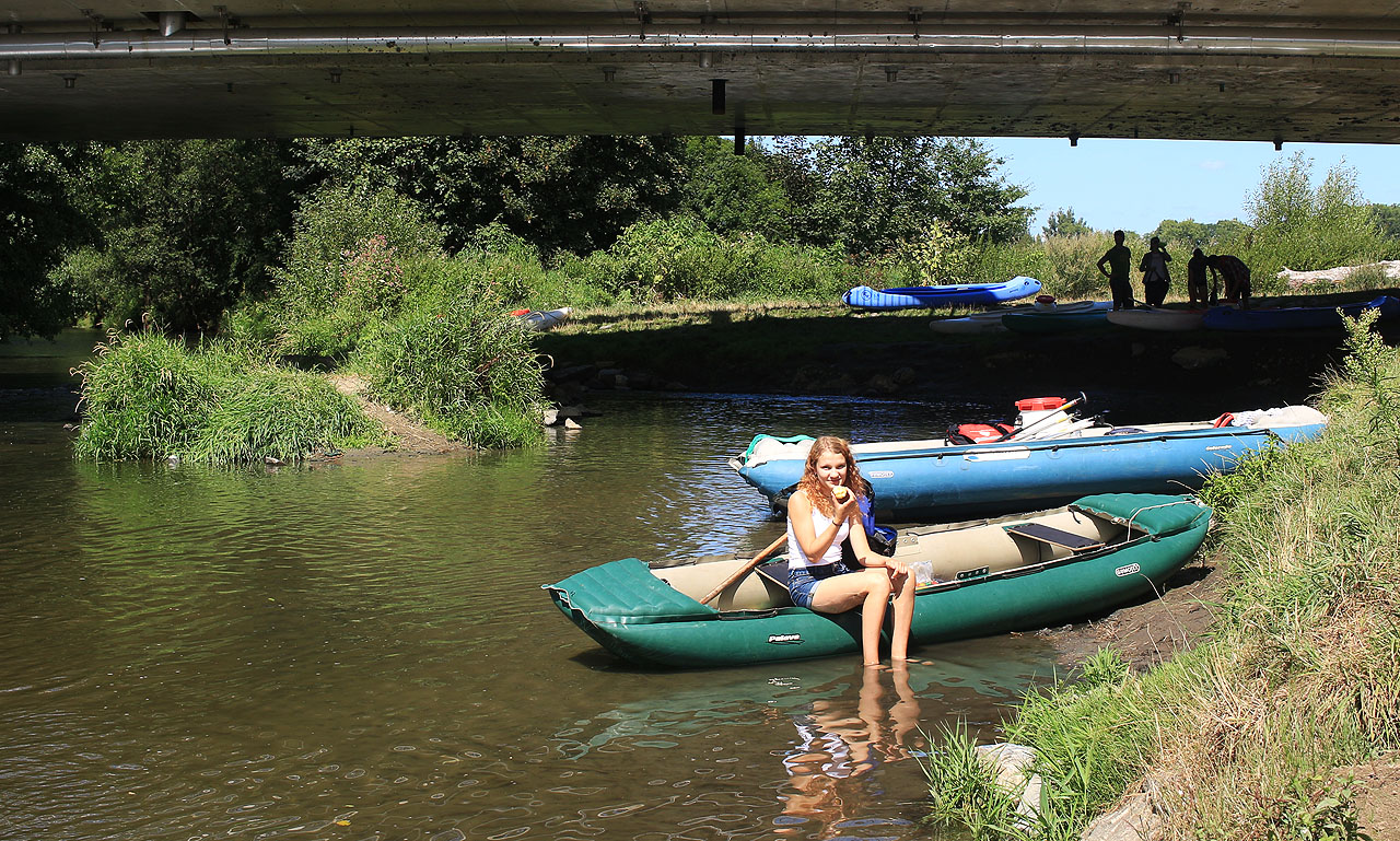 Extrémní žár druhé srpnové neděle jsme umořovali místními jablky a neustálým osvěžováním v čisté říční vodě.