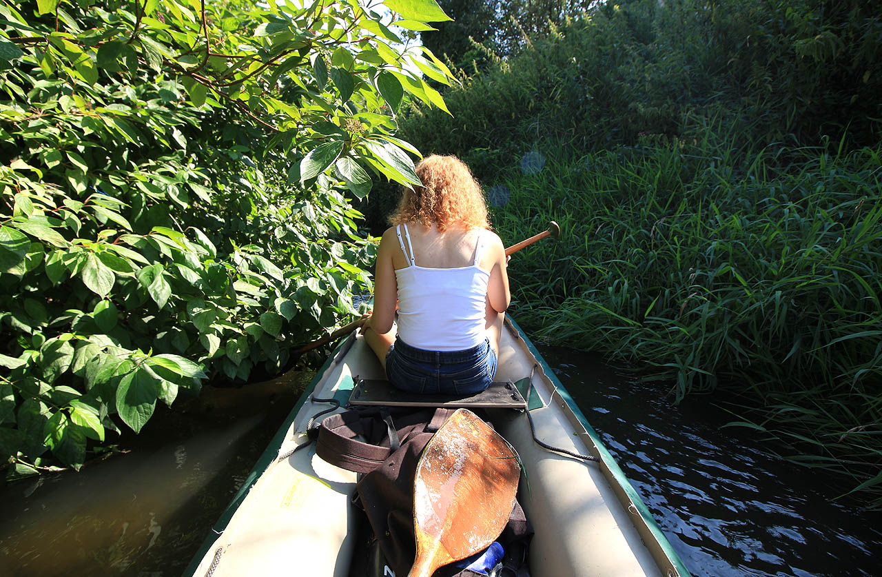 Před hlídačem jsme prchli, můžeme tedy uniknout po dolní části náhonu pod papírnou.