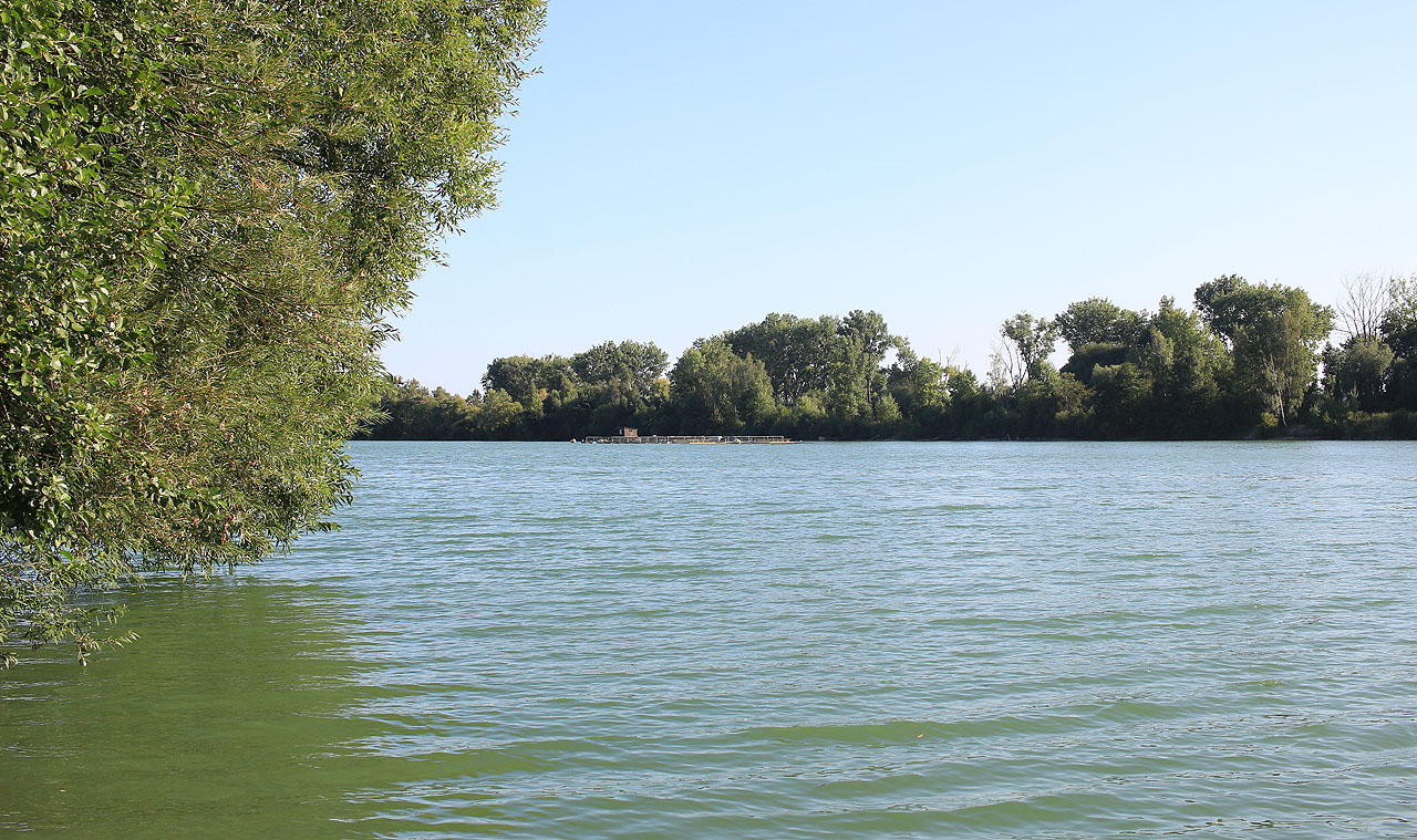 Kdo by čekal v těsné blízkosti tady již nepříliš čisté řeky Moravy takovou azurovou nádheru?