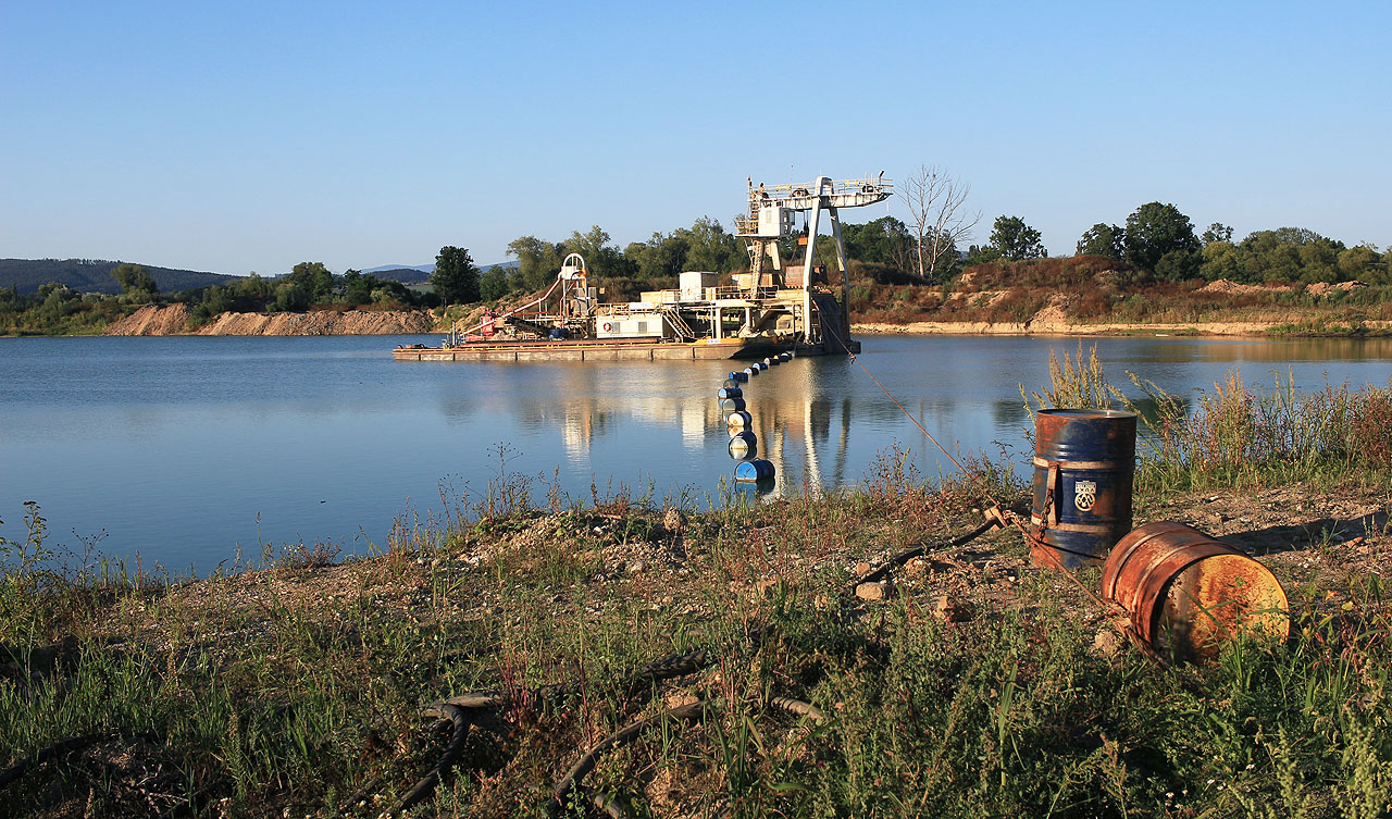 V jižní části jezera se stále ještě těží písek. Náhodou jsme byli svědky utržení velkého kusu písčitého břehu, který způsobil na hladině mikrotsunami.