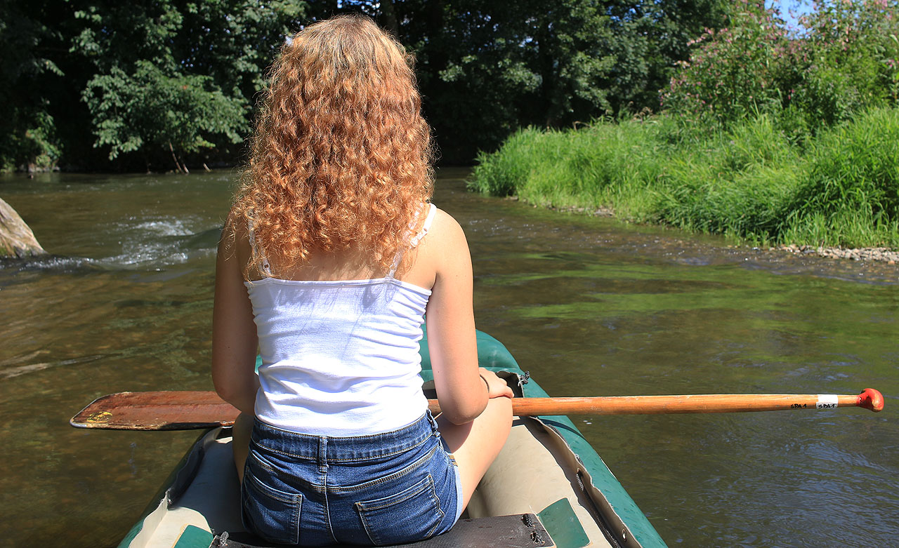 Protože neznámý hajdalák nevrátil do klubovny kovová pádla, museli jsme vzít zavděk starými „Jestřábovými“ pádly dřevěnými. Díky naší opatrnosti ani jedno neutrpělo úhonu.