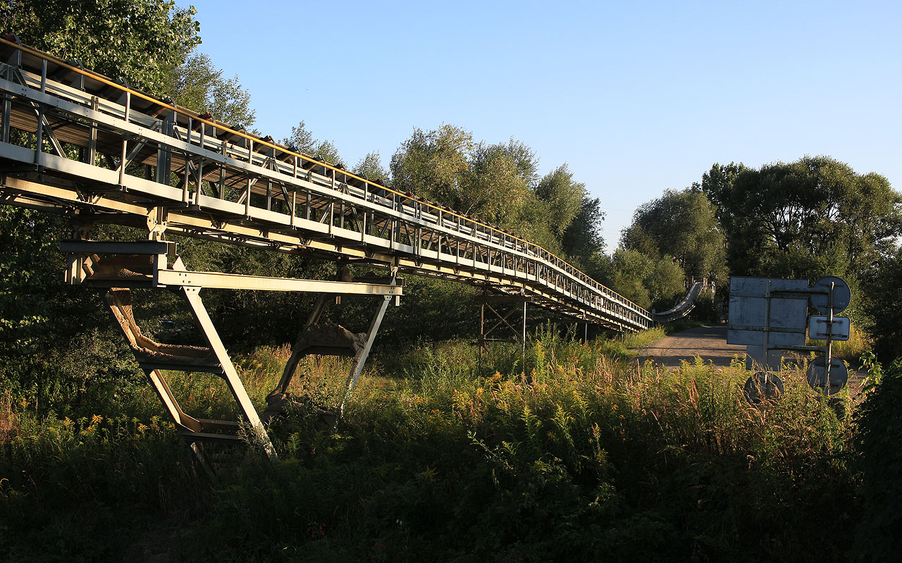 Písek z pískovny uhání na <a href="/Tema/Mohelnice (žst)">nádraží v Mohelnici</a> po dopravníku, my jsme museli se sfouknutou lodí na vlak pěšky.