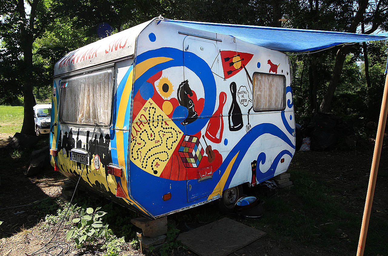 Svůj nový život tu našel mimo jiné náš karavan, který jsme v roce 2009 koupili na třetiny s Vojtou a Drobkem, abychom s ním objížděli s programem pro děti Moravu. Bydlí tady v něm obsluha kempového baru.