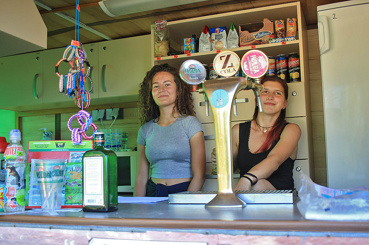 Také obsluha baru ve složení Cristi a Alča neměla chybu. S oběma slečnami jsem se domluvil na focení v urbexu během podzimu.