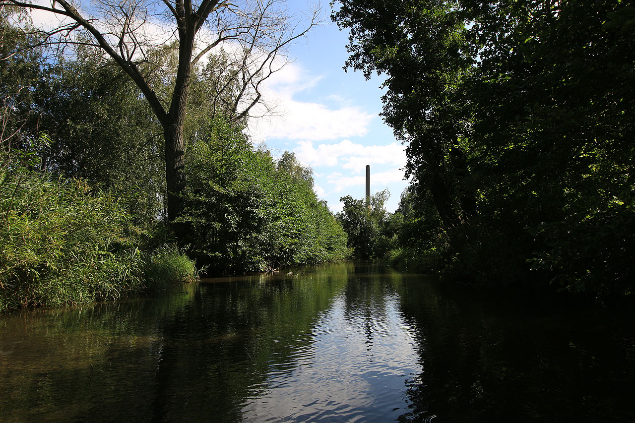 Po náhonu do <a href="/Tema/Papírna Lukavice">lukavické papírny</a> možná ještě nikdy nepluli vodáci. Cestu sem jsme si museli doslova prosekat houštím, kopřivami a skrze neprostupné mokřady.