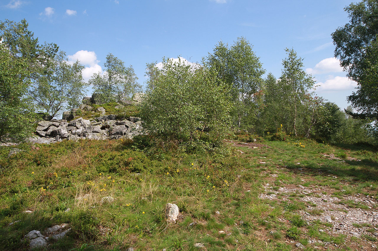 Nižší vrcholek Čierna hora dosahuje výšky 1024 m.