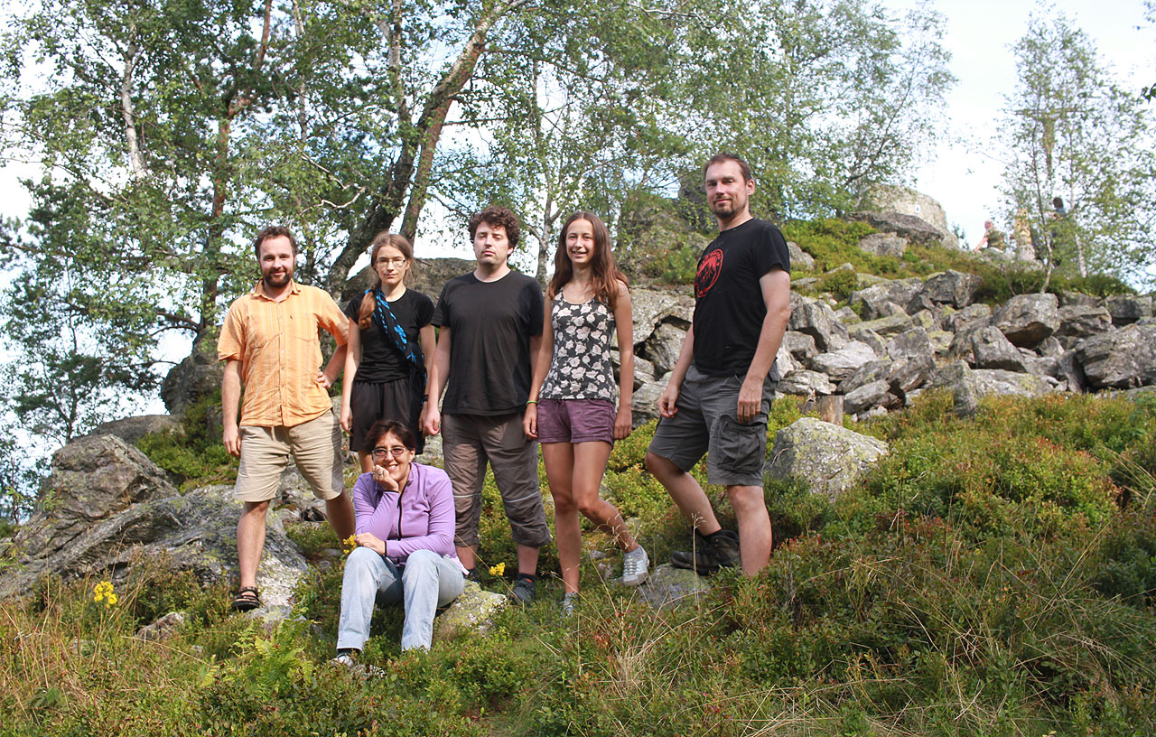 Na společně fotce stojím já, Jitka, Honza, Doubravka a Vašek a sedí Maria.