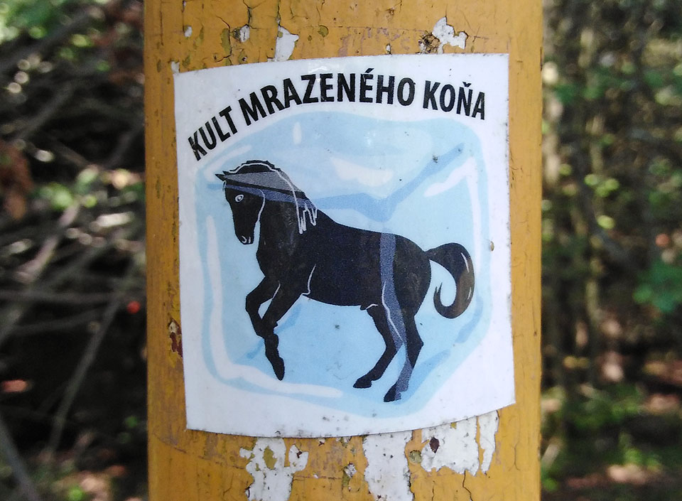 Tahle nálepka na Rohačce už zůstane asi navždy záhadou.