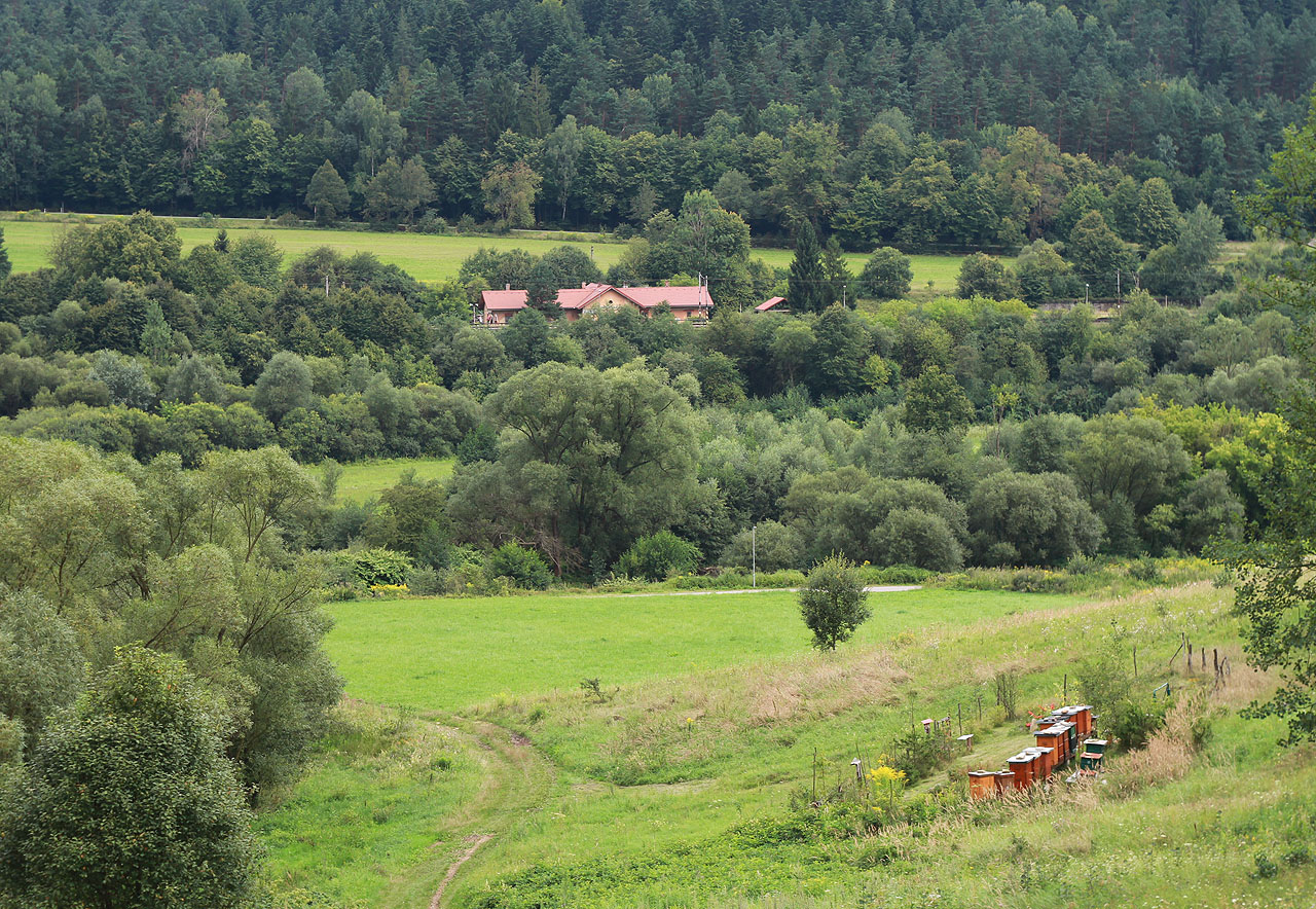 <a href="/Tema/Kluknava (žzast)">Železniční zastávka Kluknava</a> bývala kdysi stanicí, odkud odbočovala úzkokolejná vlečka do Štefanské Huty.