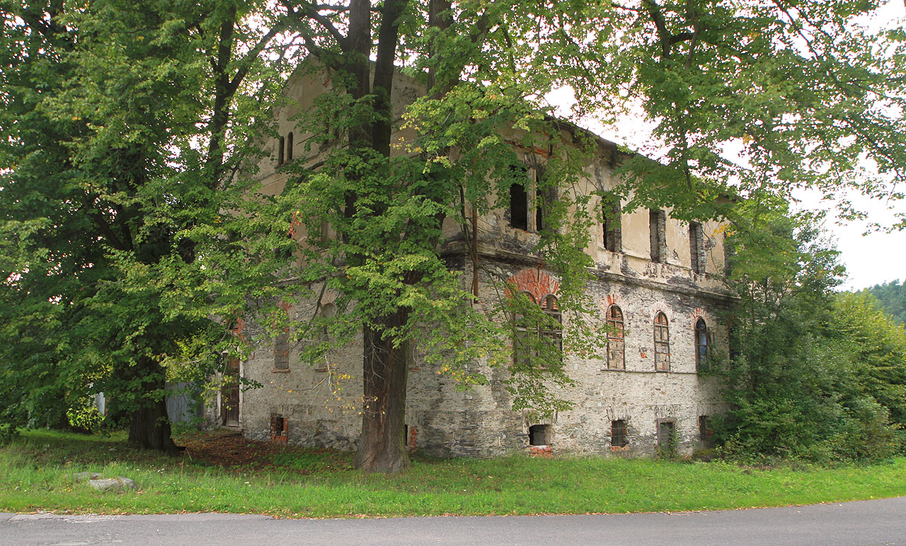 Krásná administrativní budova bývalé továrny na měď chřadne v houští.