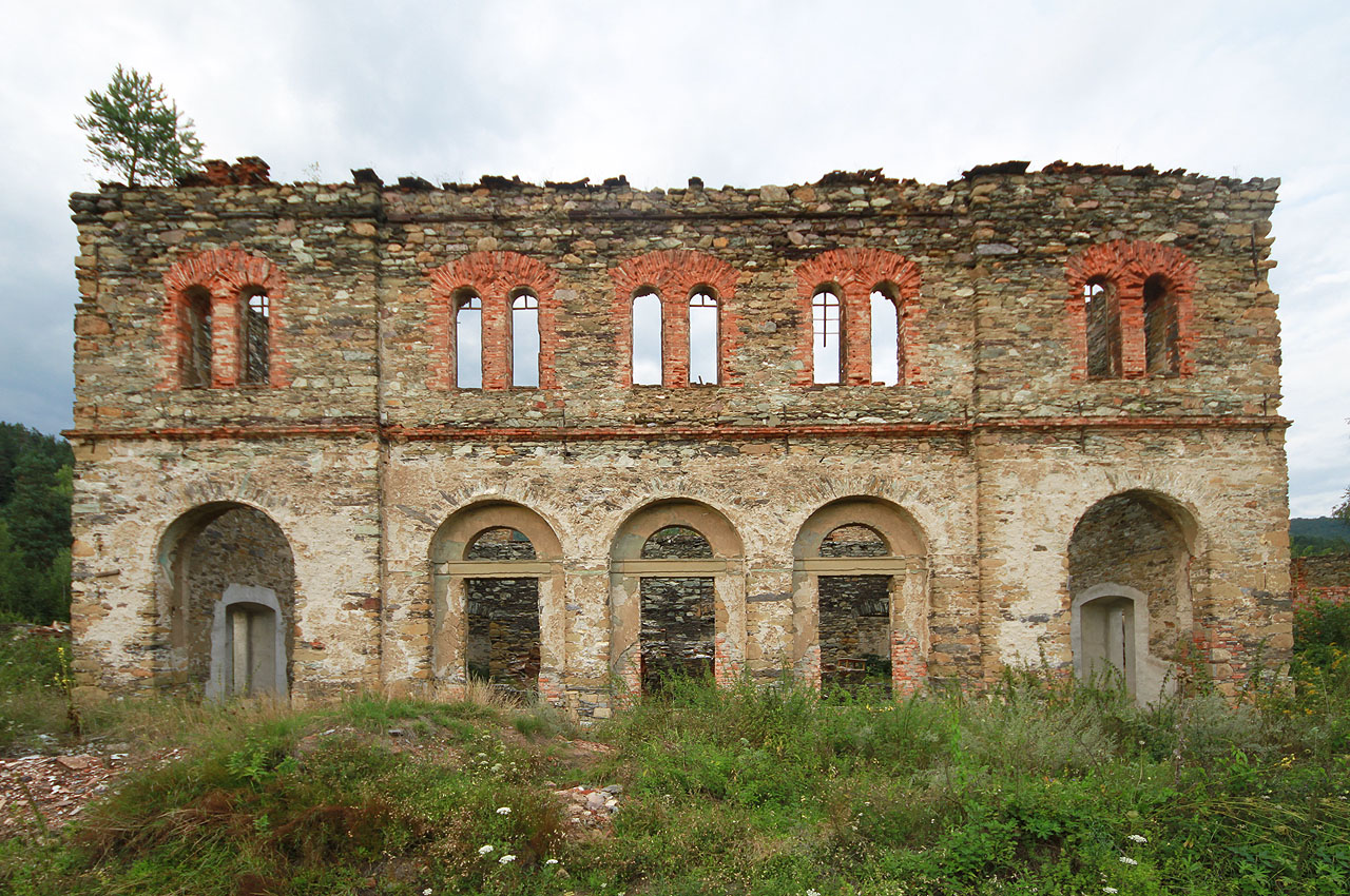 A to je samotná huť, o které víme díky slovenským kolegům ze skupiny <a href="http://ciernediery.sk">Čierné diery</a>. Děkujeme!