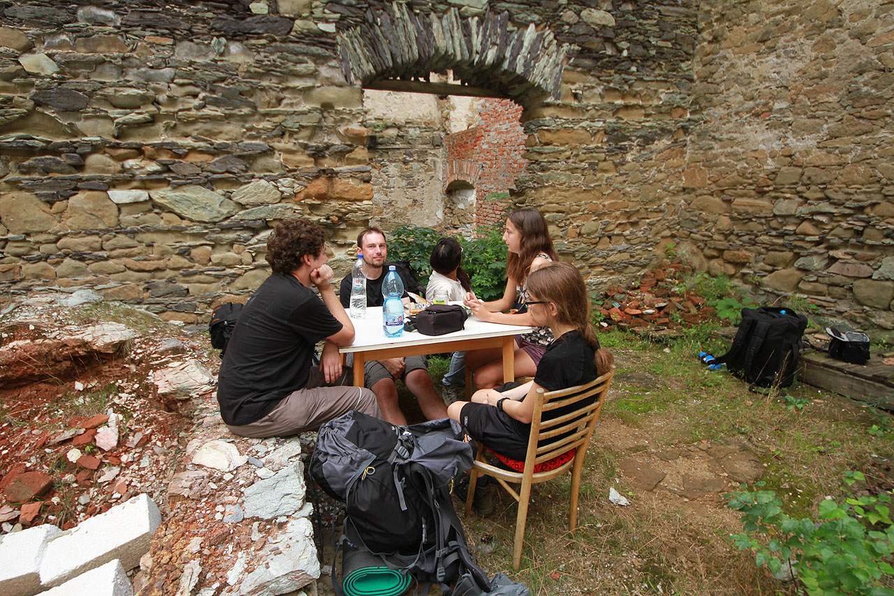 Večeře pod klenbami a pod širákem současně.