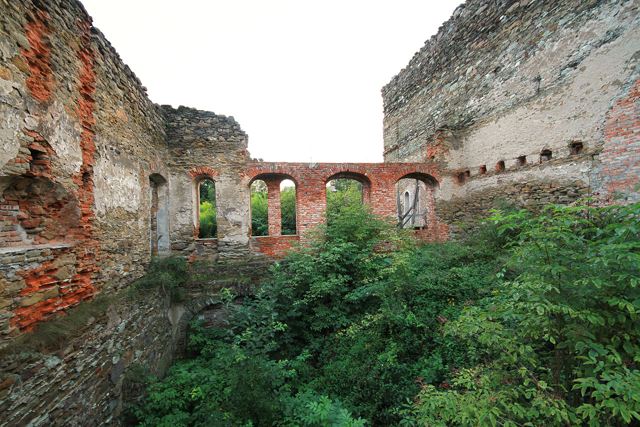 Někdy okolo přelomu tisíciletí se kdosi pokusil o rekonstrukci hutě, ta však skončila na půli cesty a dnes stavba žalostně chátrá.