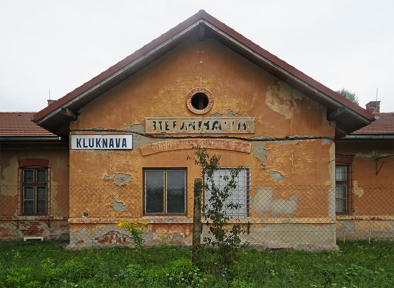 <a href="/tema/Kluknava (žzast)">Železniční zastávka Kluknava</a>. Starý nápis vypadá jako <strong>Štefanská Huta</strong>, ale když se na něj zadíváte podrobně, objevíte zase jen Kluknavu.