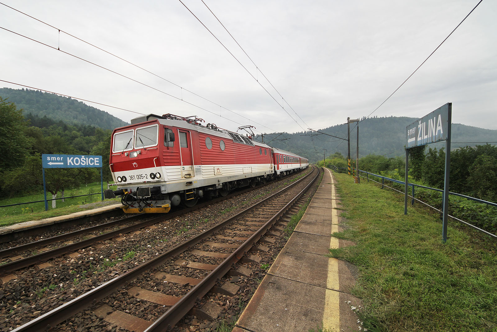 Mnoho vlaků v někdejší stanici nestaví. Zrekonstruovaná Košicko-bohumínská dráha vede o několik metrů výše na náspu a ještě v podivném úhlu vůči původní budově.