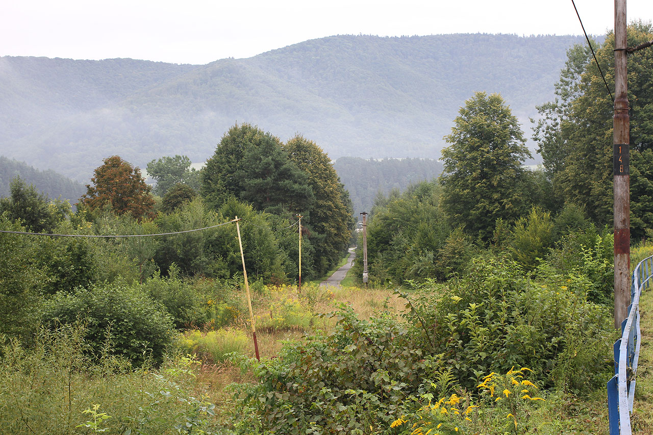Po trase někdejší úzkokolejky k huti vede dnes stezka pro pěší a cyklisty, kteří chtějí na nádraží.
