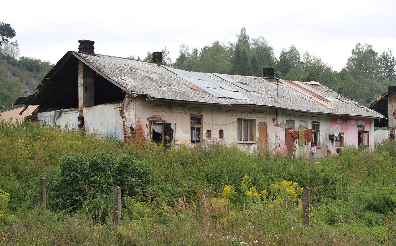 Cikáni tu žijí v domcích původní dělnické kolonie. Záchody ale již dosloužily a proto chodí obyvatelé konat potřebu do předzahrádek, které pak náramně páchnou.