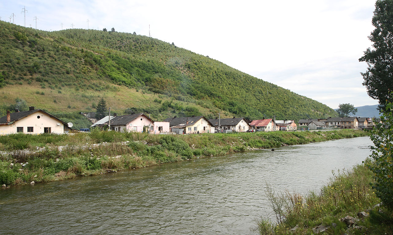 Jiná dělnická a dnes převážně cikánská osada se nachází na levém břehu Hornádu za železárnami.