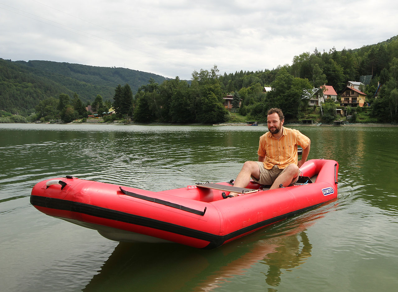 Místní kutil mně půjčil svůj elektřinou poháněný člun a já se nemohl do sytosti vynajezdit po hladině přehrady.