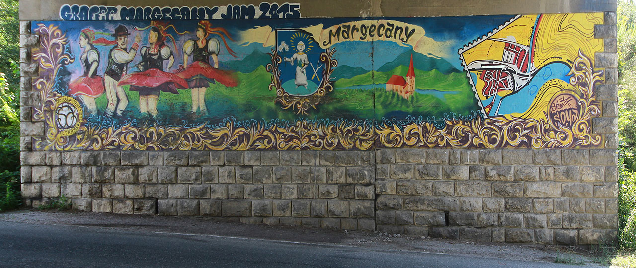 Výzdoba železničního podjezdu za nádražím.