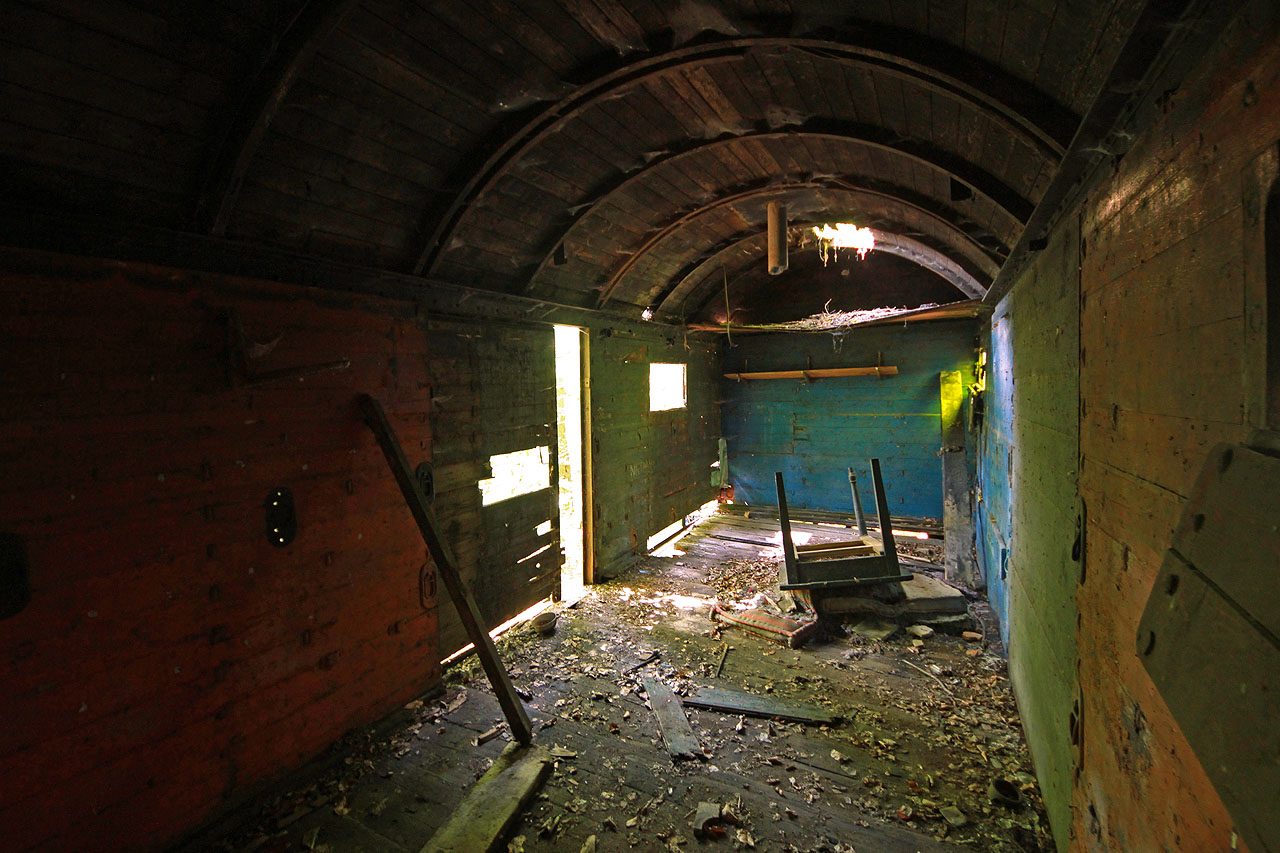 Interiér vozu je barevný.