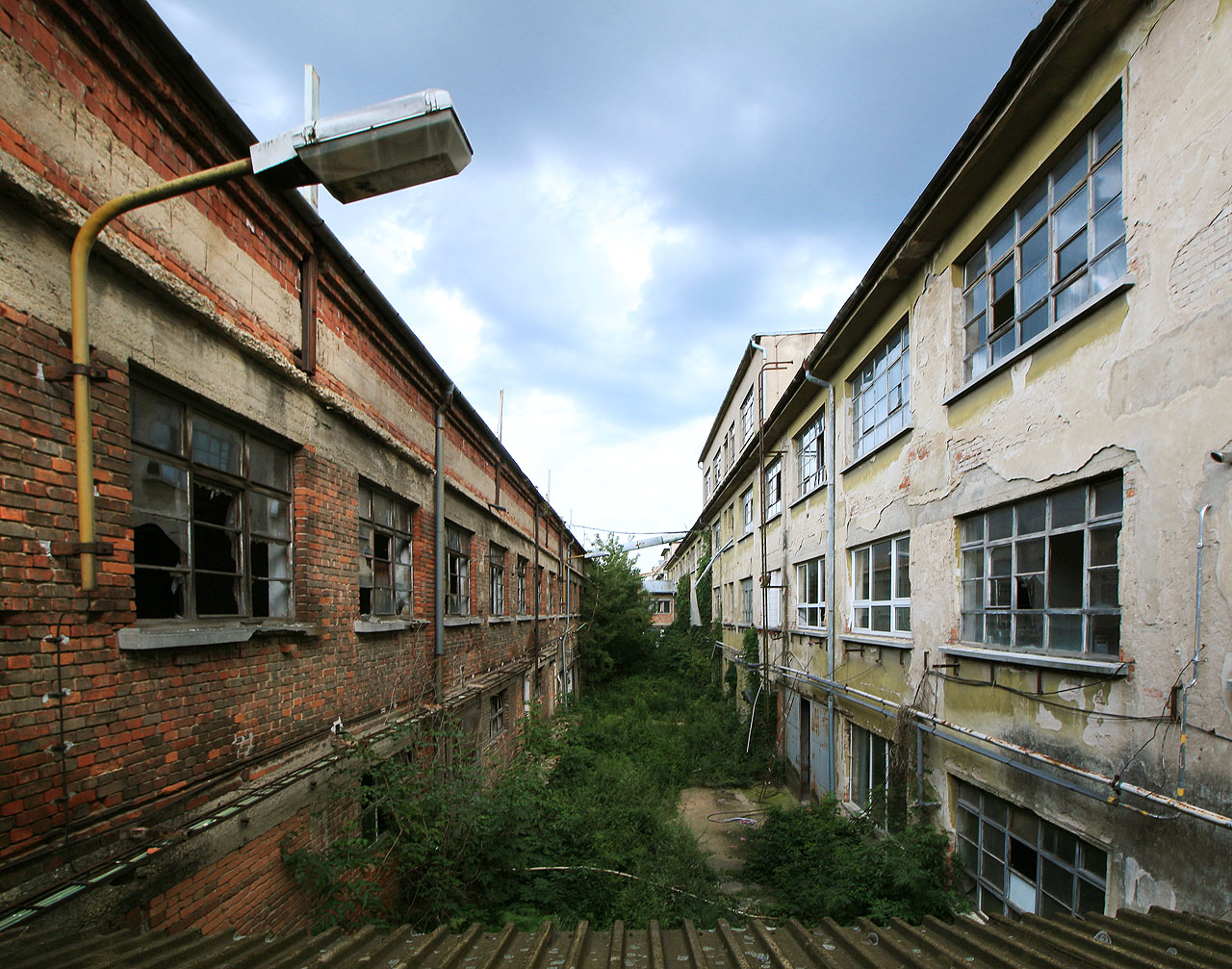 Zpustlé výrobní haly a zarostlá vlečka poskytují nekonečné možnosti focení s modelkami i bez nich.