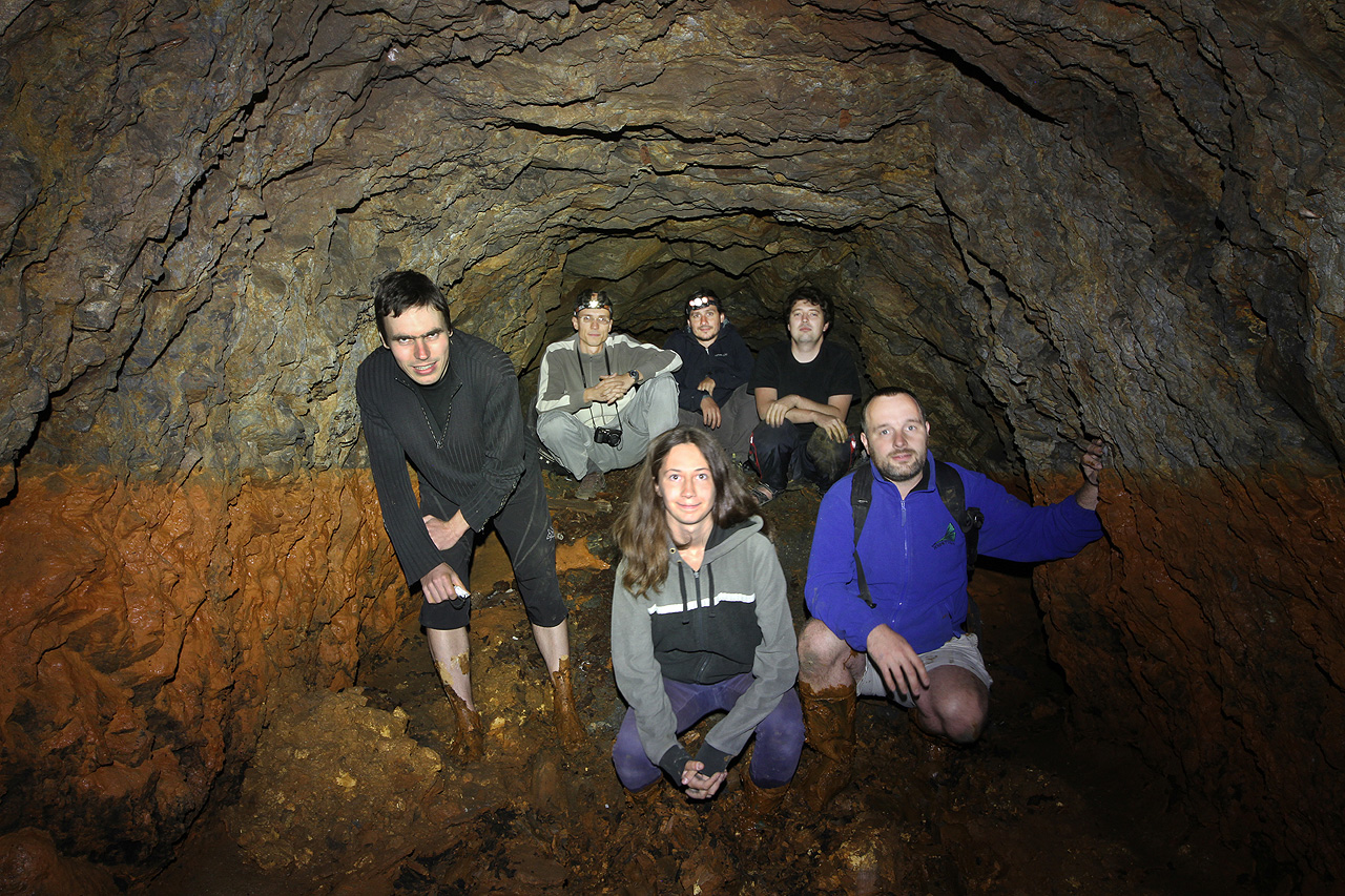 Společná fotka hrdinů, kteří to nevzdali a pokoušeli se štolou projít dál a dál, až jim bahno přeteklo přes holínky.