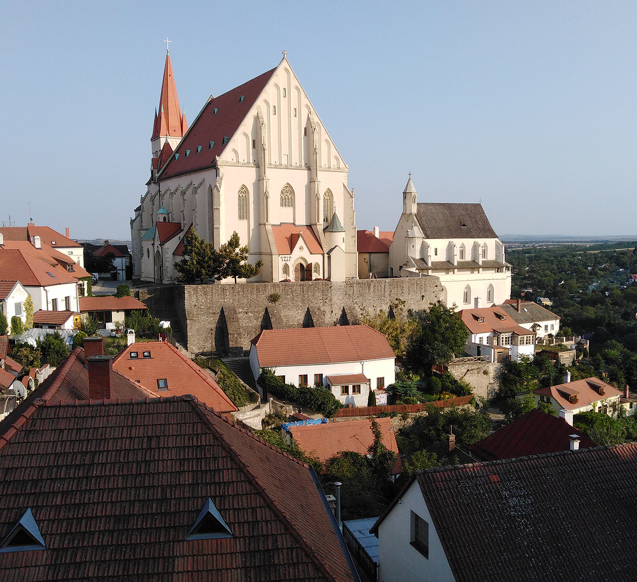 Kostel svatého Mikuláše s kaplí svatého Václava ve svitu zapadajícího slunce čtyři minuty před startem naší šesté stovky. První a druhou jsme šli o závod proti kamarádům z 245. KBS Pluto do Žop u Holešova resp. Šternberka. Třetí na Praděd už pluťáci vzdali. Počtvrté jsme se zúčastnili akce brněnských skautek Z Brna do Brna a do cíle jsme výjímečně nedošli. Pátá stovka před čtyřmi roky vedla do Hlinska a letos stojíme na startu pošesté.