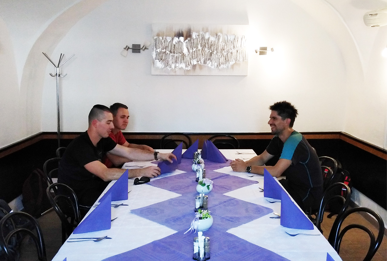A Ivančice nezklamaly ani po kulinářské stránce. Zatímco mí souputníci se vzmohli jen na polévku, já zvládl u Marka celý smažák.
