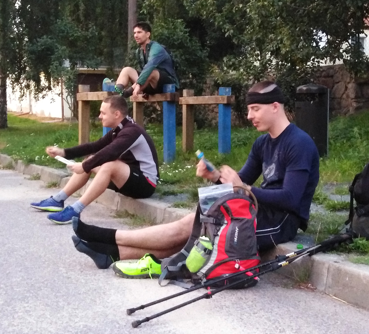 Po protrpěné noci zoufale čekáme na východ slunce na okraji Moravského Krumlova v Rakšicích. Místo do města se ale naše trasa nečekaně lomí k východu a stoupáme do prudkých kopců Krumlovské obory.