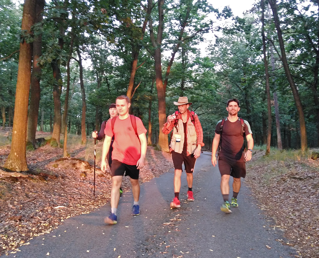 Bolestivé ráno a krvavá záře nemilosrdného slunce. Chvíle příjemného vlaha vystřídá noční chlad než přijde úmorné vedro.