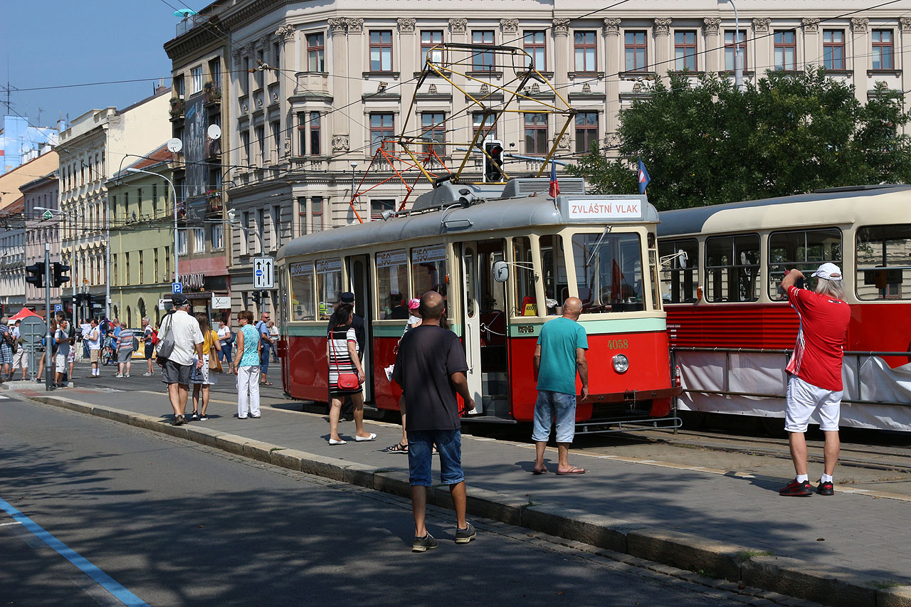 Z Lidické ulice se stala jedna velká promenáda historických vozidel. Po přepólování troleje nad jednou kolejí se mohly pod tramvajovými dráty promenádovat dokonce i trolejbusy.